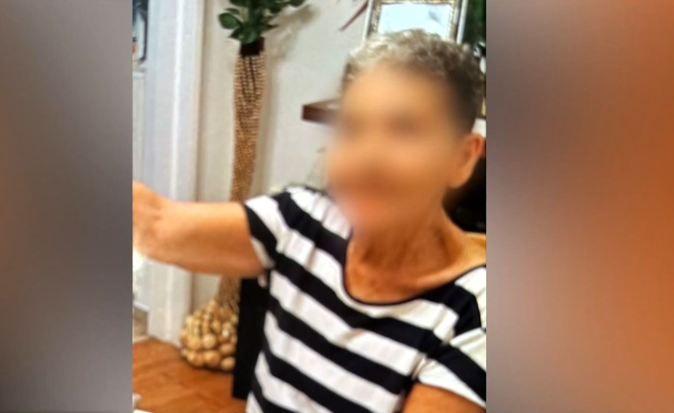 Γλυφάδα: «Έφυγε» από τη ζωή η 70χρονη που είχε δεχθεί άγρια επίθεση με πέτρα την ώρα που τάιζε αδέσποτες γάτες