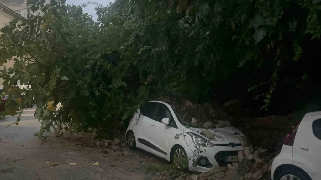 Σφοδρές βροχοπτώσεις πλήττουν την Κέρκυρα: Οχήματα καταπλακώθηκαν από τοιχίο που κατέρρευσε