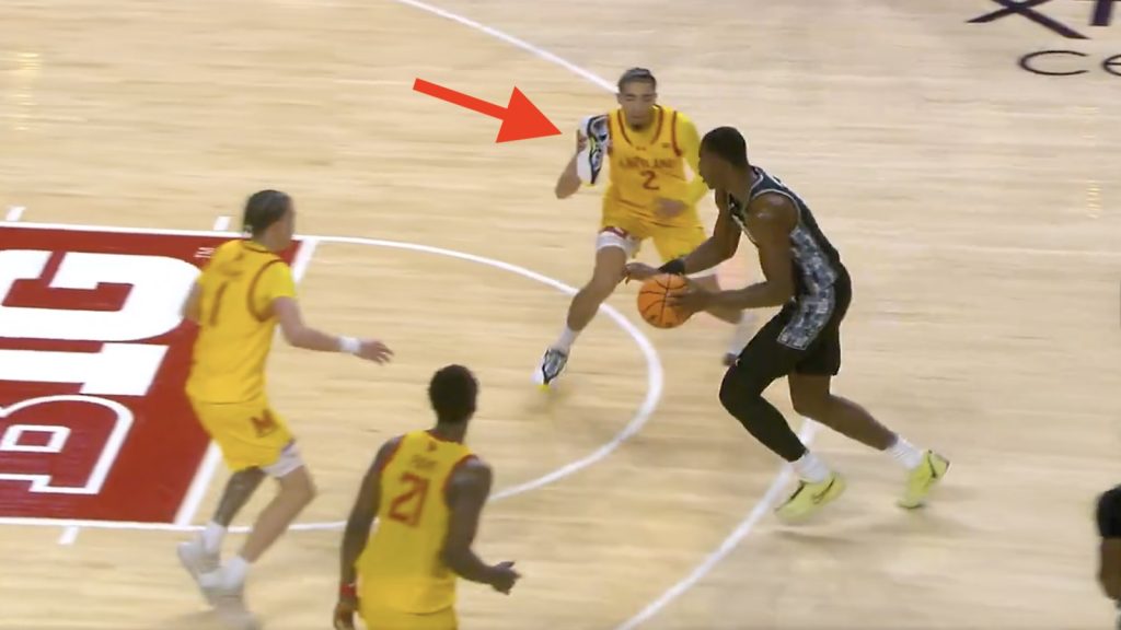 ΗΠΑ: Η στιγμή που παίκτης του Maryland πετάει το παπούτσι του σε αντίπαλο για να… κλέψει τη μπάλα (βίντεο)