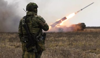 Βίντεο: Ο ουκρανικός Στρατός έπληξε ρωσική αποθήκη πυρομαχικών στο Χβαρντίισκε