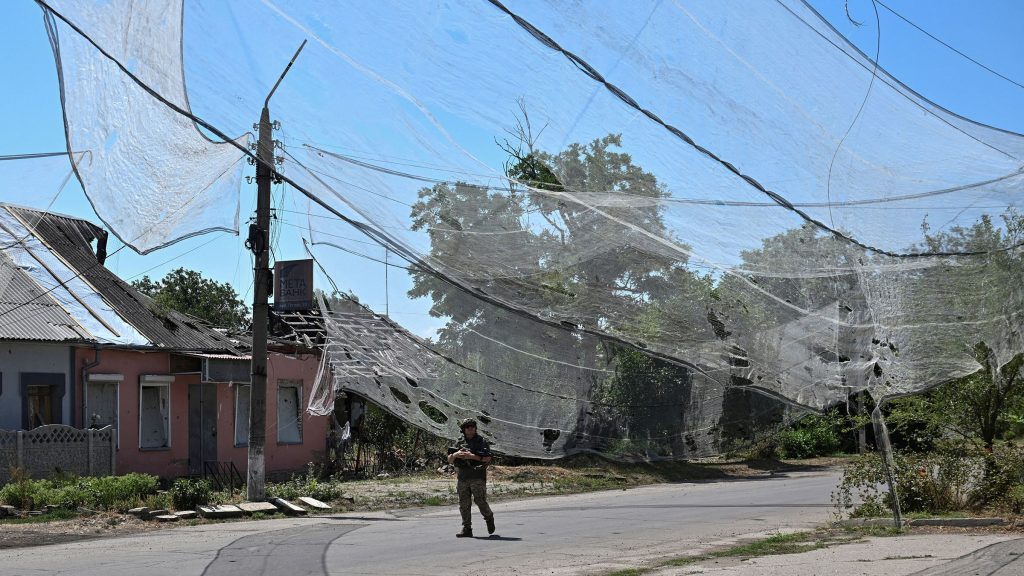 Δείτε πώς ρωσικά FPV «τρύπησαν» το anti-drone δίχτυ Ουκρανών στην Κονσταντινόβκα και τους εξόντωσαν (βίντεο)