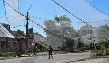 Δείτε πώς ρωσικά FPV «τρύπησαν» το anti-drone δίχτυ Ουκρανών στην Κονσταντινόβκα και τους εξόντωσαν (βίντεο)