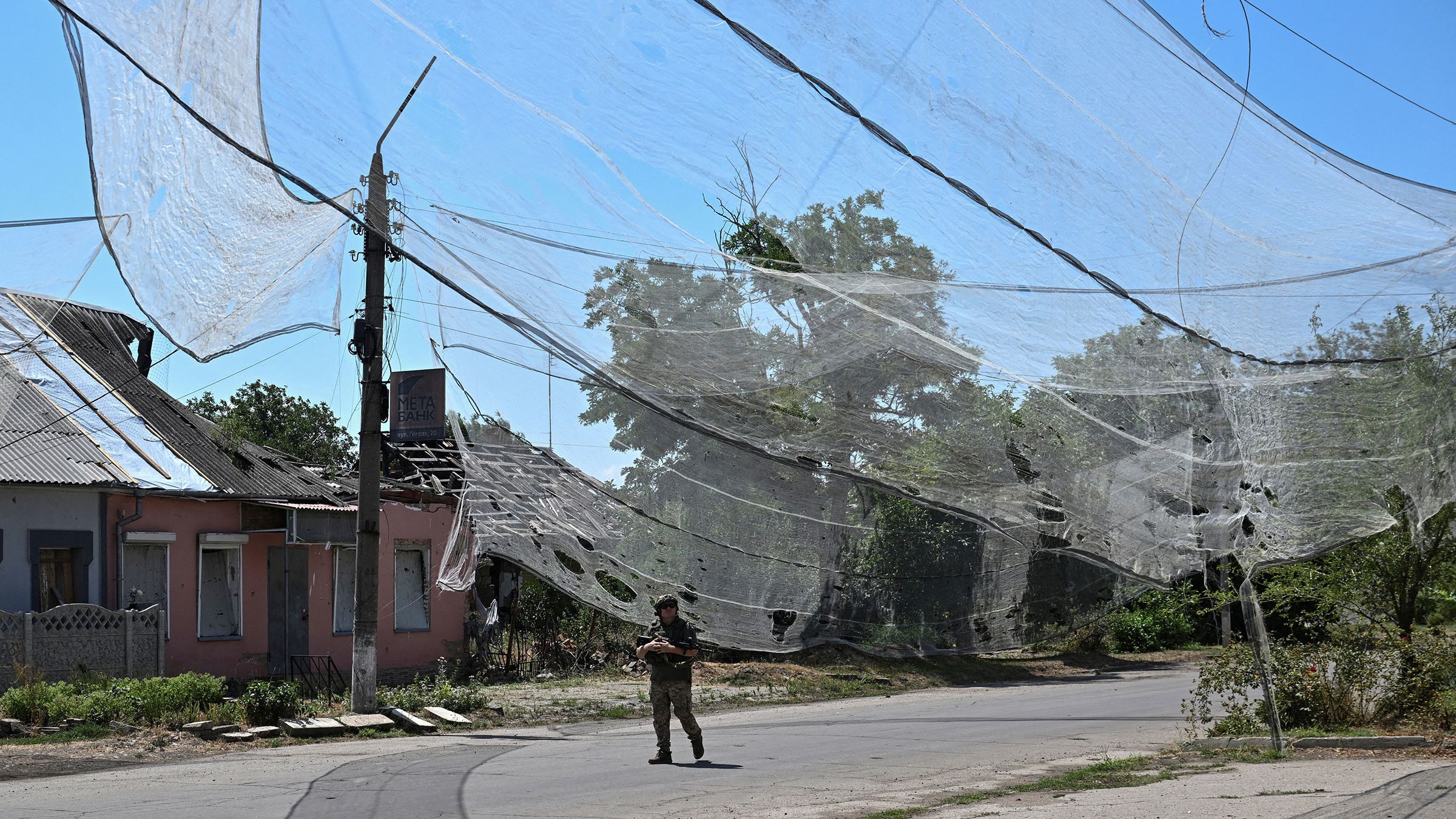 Δείτε πώς ρωσικά FPV «τρύπησαν» το anti-drone δίχτυ Ουκρανών στην Κονσταντινόβκα και τους εξόντωσαν (βίντεο)