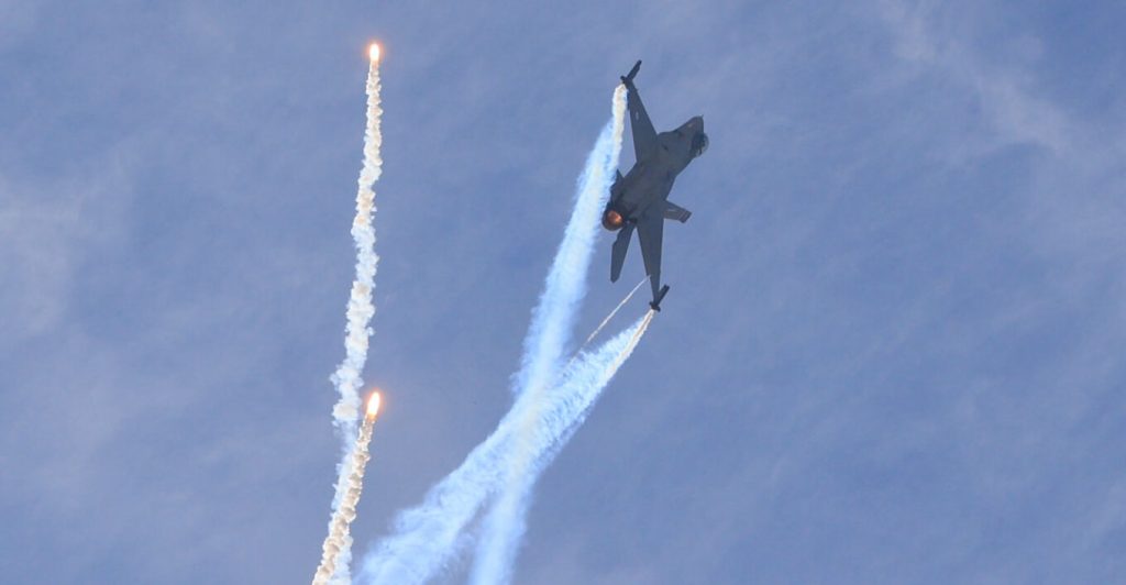 Εντυπωσιακές εικόνες από την επίδειξη με Rafale και F-16 της Π.Α. στον Φλοίσβο – Δείτε φωτογραφίες