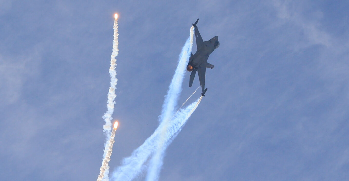 Εντυπωσιακές εικόνες από την επίδειξη με Rafale και F-16 της Π.Α. στον Φλοίσβο – Δείτε φωτογραφίες