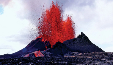 Εντυπωσιακές εικόνες από την έκρηξη του ηφαιστείου Κιλαουέα στη Χαβάη: Πίδακας λάβας σε ύψος 300 μέτρων! (βίντεο)