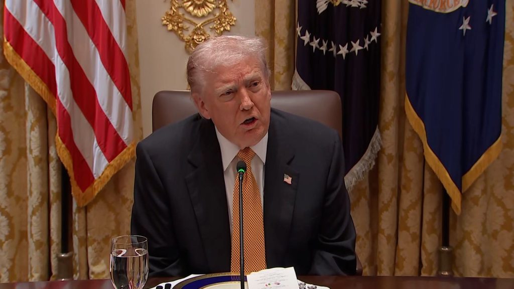 Ο Ν.Τραμπ υπόσχεται «δασμολογικό μέρισμα» 2.000 δολαρίων για κάθε Αμερικανό