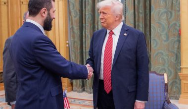 ΗΠΑ: Σε εξέλιξη η συνάντηση του Ν.Τραμπ με τον ισλαμιστή πρόεδρο της Συρίας Αχμέντ αλ Σαράα