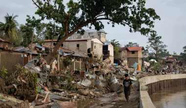 Βιετνάμ: Τρεις άνδρες παρασύρθηκαν από τον τυφώνα Καλμάγκι και βρέθηκαν ζωντανοί μετά από 40 ώρες στο νερό (φώτο)