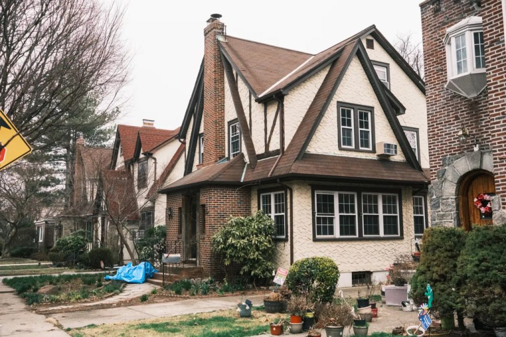 ΗΠΑ: Προς πώληση το σπίτι στο οποίο ο Ν.Τραμπ πέρασε τα πρώτα χρόνια της ζωής του – Η τιμή του (φωτο)