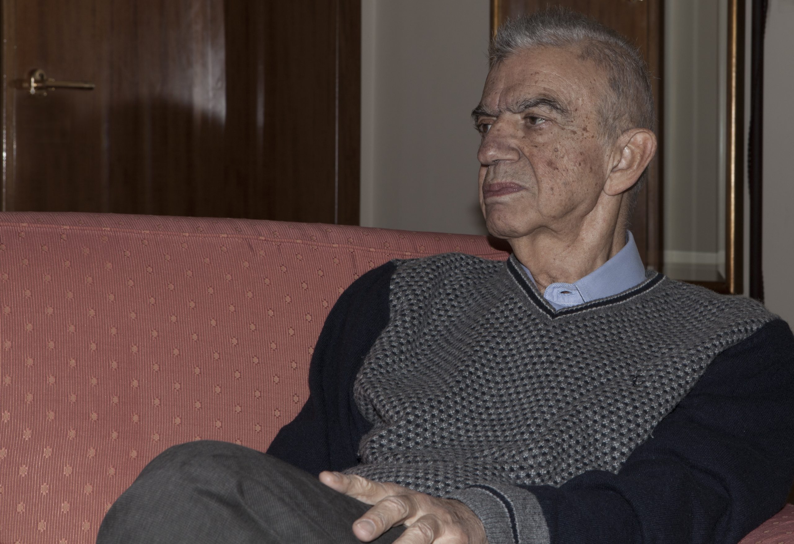 Μ.Κουμανταρέας: Ποινή ισόβιας κάθειρξης από το Εφετείο στους δύο Ρουμάνους για τη δολοφονία του συγγραφέα