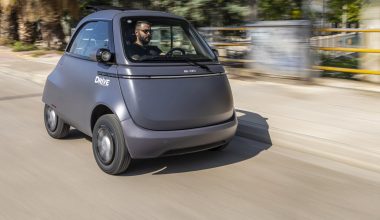 Microlino: Ετοιμάζει βαλίτσες για Κίνα -κι εμείς ακόμη… συζητάμε