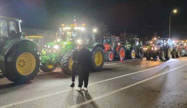 Χιλιάδες αγρότες μπλόκαραν με τρακτέρ το αεροδρόμιο Αλεξανδρούπολης για να εμποδίσουν την άφιξη του Κ.Μητσοτάκη