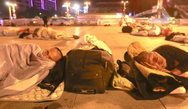 Άστεγοι στην Κίνα: Πώς όσοι είναι στην «μαύρη λίστα» του point system τα χάνουν όλα