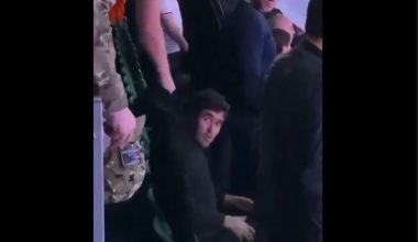 Πώς αντιμετωπίστηκε θεατής που δεν σεβάστηκε τον εθνικό ύμνο της Ρωσίας σε αγώνα ΜΜΑ (βίντεο)