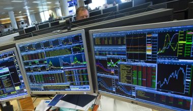 Οι επενδυτές επιστρέφουν: Κέρδη σε μετοχές – Πτώση ομολόγων εν μέσω προσδοκιών για τέλος του shutdown