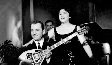 Η Μαίρη Λίντα έκλεισε τα 90 της χρόνια: Η αδημοσίευτη φωτογραφία με τον Μανώλη Χιώτη