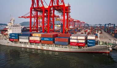 Κίνα: Αναστέλλει τα «ειδικά» λιμενικά τέλη που είχε επιβάλει στα αμερικανικά πλοία