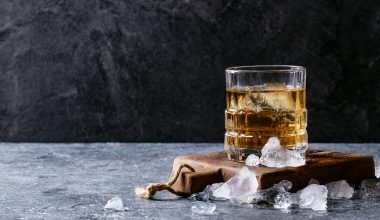 Νορβηγός καθηγητής: «Το αλκοόλ μπορεί να βοηθήσει στην καριέρα – Αλλά με μεγάλους κινδύνους»