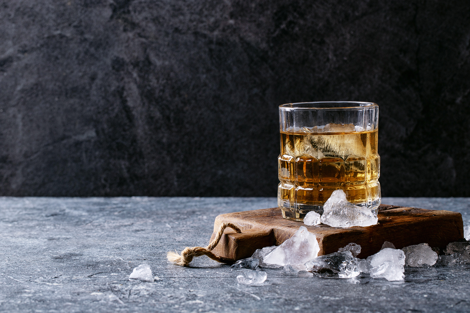 Νορβηγός καθηγητής: «Το αλκοόλ μπορεί να βοηθήσει στην καριέρα – Αλλά με μεγάλους κινδύνους»