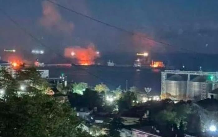 Βίντεο: Ουκρανικά sea drones πλήττουν ρωσικά πλοία στο λιμάνι του Τουάπσε