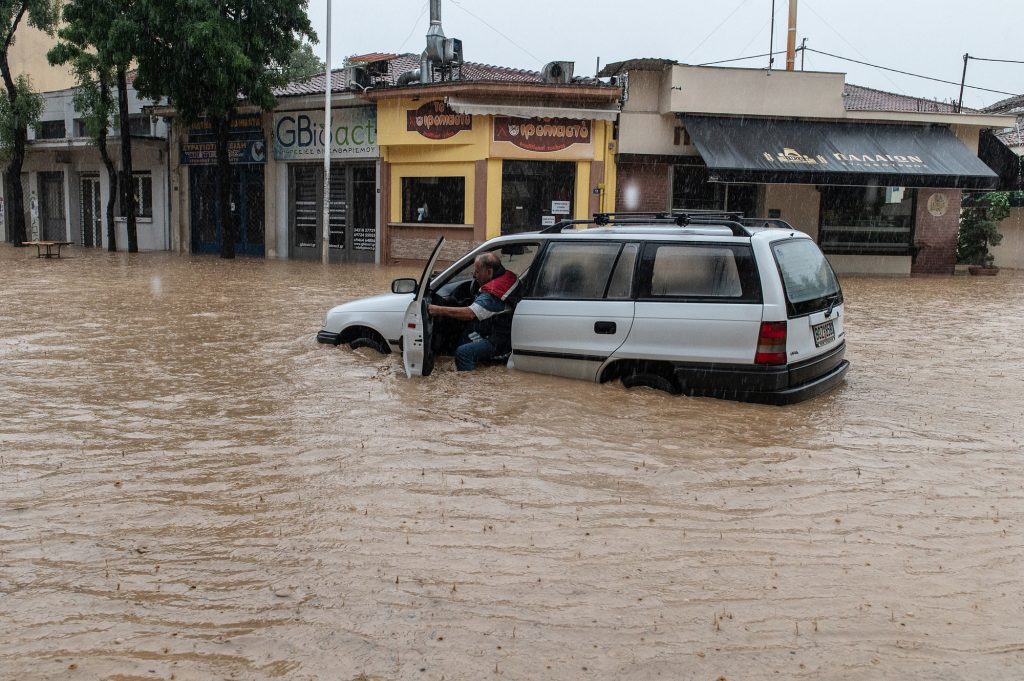 Κακοκαιρία σαρώνει τη Δυτική Ελλάδα: Πλημμύρες – Πτώσεις δέντρων και καταστροφές σε σπίτια (βίντεο)