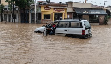 Κακοκαιρία σαρώνει τη Δυτική Ελλάδα: Πλημμύρες – Πτώσεις δέντρων και καταστροφές σε σπίτια (βίντεο)