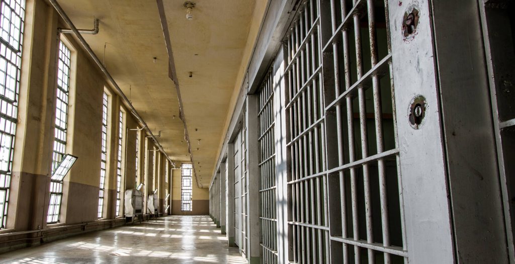 Ελεύθερη η 62χρονη που είχε θάψει τη μητέρα της στην αυλή για να παίρνει τη σύνταξη (βίντεο)