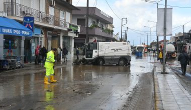 Ισχυρή ανεμοθύελλα «σάρωσε» την Πάτρα: Μεγάλες ζημιές σε καταστήματα και οχήματα (φωτο)