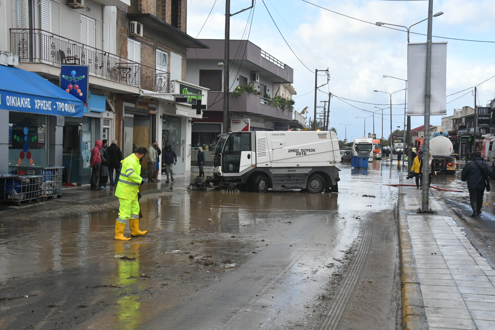 Ισχυρή ανεμοθύελλα «σάρωσε» την Πάτρα: Μεγάλες ζημιές σε καταστήματα και οχήματα (φωτο)