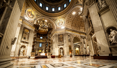 Βίντεο: H στιγμή που άνδρας «εισβάλει» στην Βασιλική του Αγίου Πέτρου και καταστρέφει ό,τι βρίσκει μπροστά του!