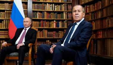 Με μια λακωνική ανακοίνωση το Κρεμλίνο έβαλε τέλος στην παραφιλολογία της Δύσης περί απομάκρυνσης του Σ.Λαβρόφ