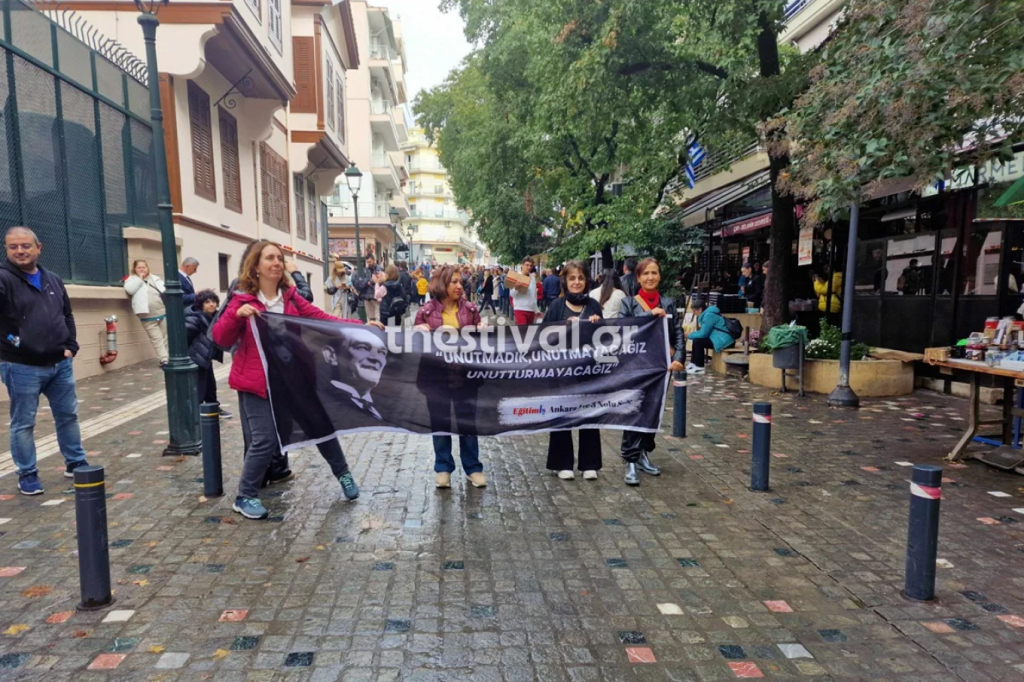 Σε εξέλιξη η «απόβαση» χιλιάδων Τούρκων επισκεπτών στη Θεσσαλονίκη – Δείτε βίντεο και φωτογραφίες