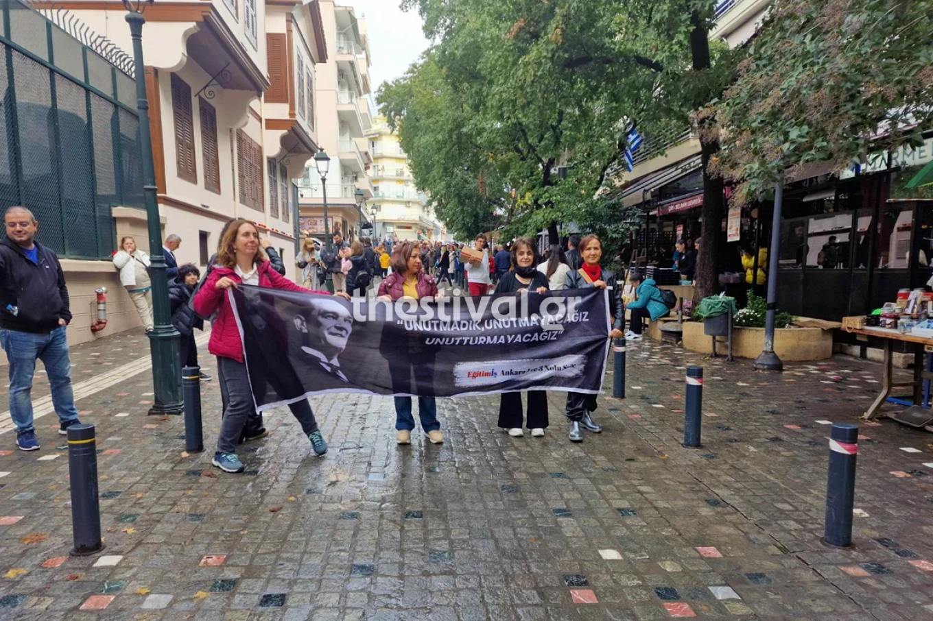 Σε εξέλιξη η «απόβαση» χιλιάδων Τούρκων επισκεπτών στη Θεσσαλονίκη – Δείτε βίντεο και φωτογραφίες