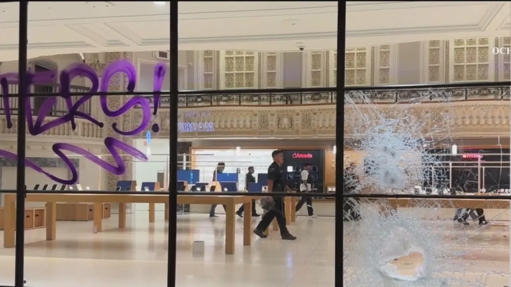 Λεηλάτησαν κατάστημα της Apple στο κέντρο του Λος Άντζελες: Άρπαξαν iPhone και άλλα προϊόντα (βίντεο)