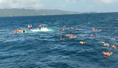 «Πανικός» σε κρουαζιέρα στην Καραϊβική: Βυθίστηκε καταμαράν και οι επιβάτες κατέληξαν στο νερό (βίντεο)
