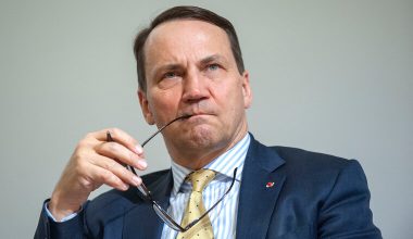 Πολωνός ΥΠΕΞ: «Θα τρώμε χόρτα αλλά αποικία των Ρώσων δεν θα γίνουμε ποτέ ξανά»