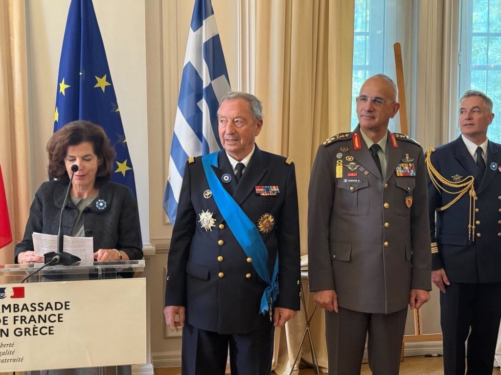 Η Ελλάδα συσφίγγει τις σχέσεις με την Γαλλία: Παράσημο από το Παρίσι στον Αρχηγό ΓΕΕΘΑ στρατηγό Δ.Χούπη