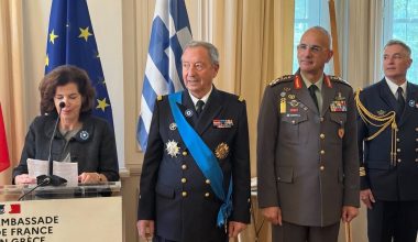 Η Ελλάδα συσφίγγει τις σχέσεις με την Γαλλία: Παράσημο από το Παρίσι στον Αρχηγό ΓΕΕΘΑ στρατηγό Δ.Χούπη
