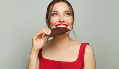 Νέα μελέτη: Πώς οι φυσικές ενώσεις που περιέχονται στη μαύρη σοκολάτα ενισχύουν τον εγκέφαλο