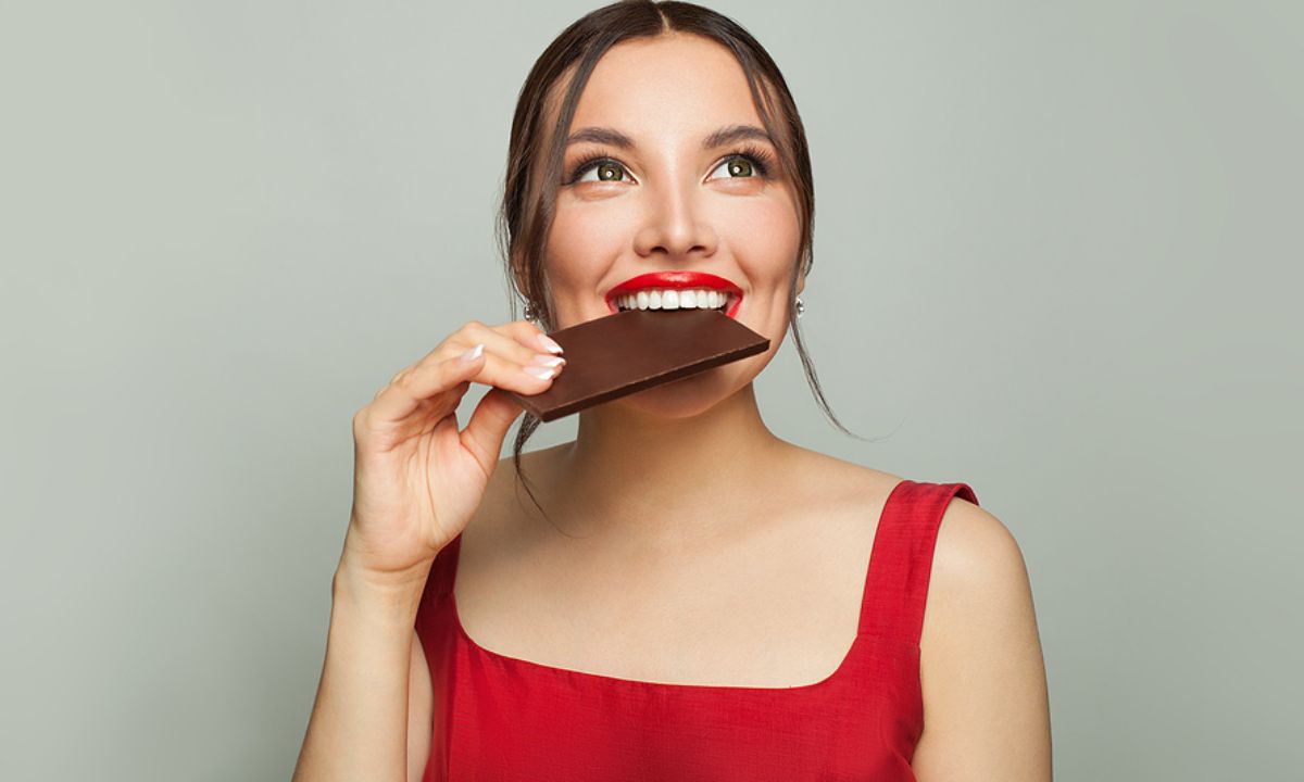 Νέα μελέτη: Πώς οι φυσικές ενώσεις που περιέχονται στη μαύρη σοκολάτα ενισχύουν τον εγκέφαλο