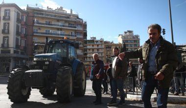 Με τα τρακτέρ έξω από το υπ.Μακεδονίας-Θράκης στη Θεσσαλονίκη διαμαρτύρονται οι αγρότες και οι κτηνοτρόφοι (φώτο)