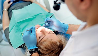 Δείτε πώς συνδέονται η κακή στοματική υγιεινή με τον κίνδυνο εγκεφαλικού – Τι έδειξε νέα μελέτη