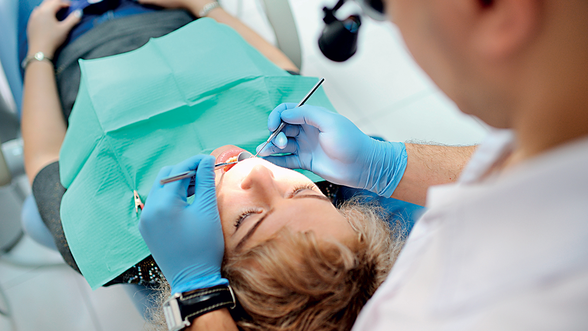 Δείτε πώς συνδέονται η κακή στοματική υγιεινή με τον κίνδυνο εγκεφαλικού – Τι έδειξε νέα μελέτη