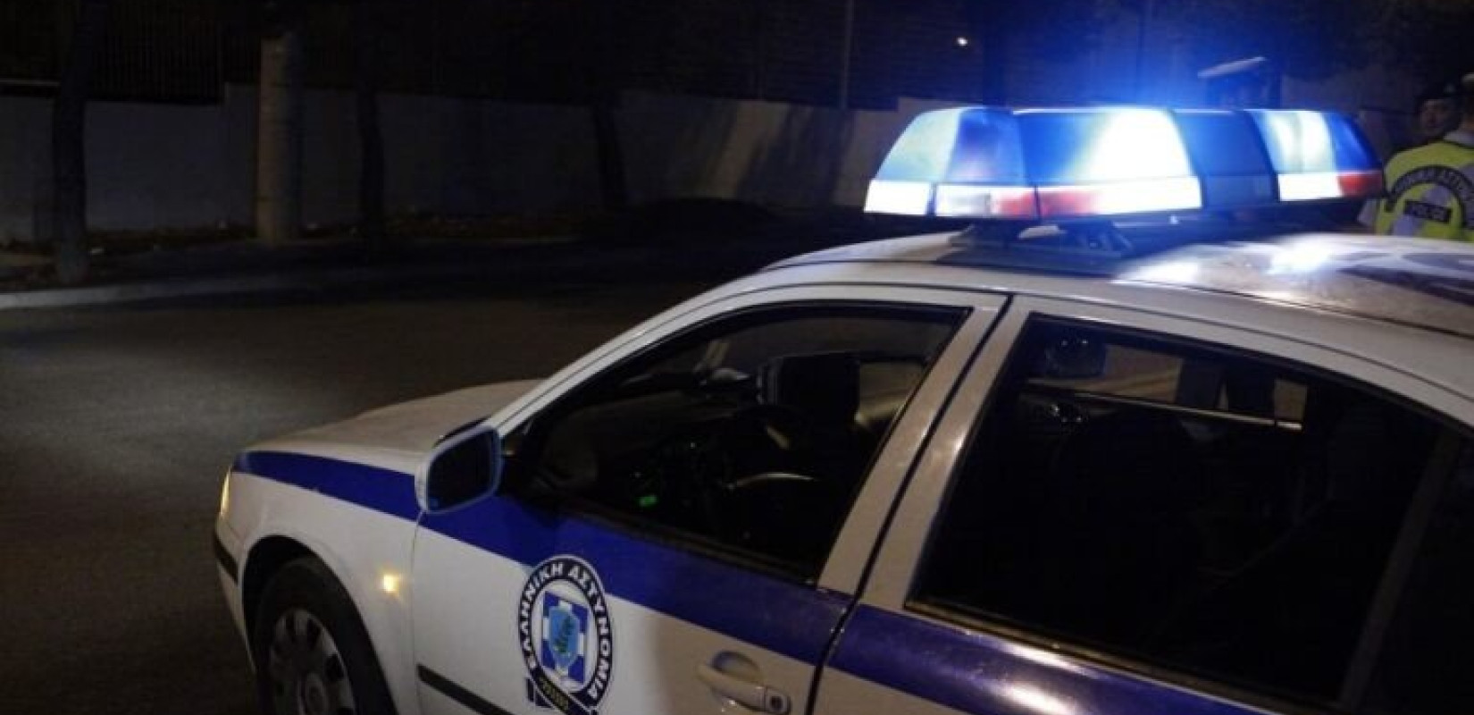 Τρόμος για ιδιοκτήτρια περιπτέρου στη Νέα Ερυθραία: Νεαρός την άρπαξε από το λαιμό για να πάρει τις εισπράξεις!