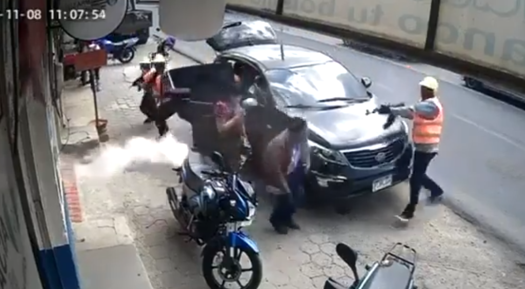 Άγρια δολοφονία 52χρονου εργολάβου με καλάσνικοφ στη Γουατεμάλα: Οι έξι εκτελεστές είχαν ντυθεί εργάτες (βίντεο)