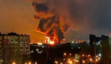 Βίντεο: Ουκρανικά drones έπληξαν τα διυλιστήρια στο Σαράτοφ