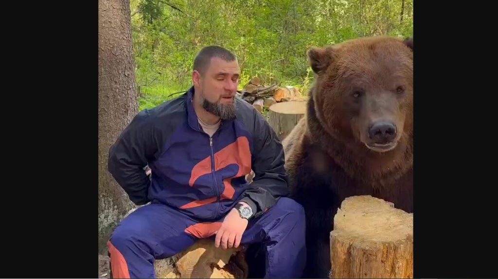 Ρωσία: Άνδρας δίνει σοκολατένιο αυγό σε αρκούδα και εκείνη ξετρελαίνεται – Δείτε βίντεο