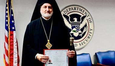 Ο Αρχιεπίσκοπος Ελπιδοφόρος έλαβε κι επίσημα την αμερικανική υπηκοότητα (φωτο)