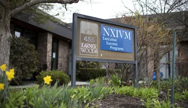 NXIVM: Η «σκοτεινή» δράση της «ομάδας αυτοβελτίωσης» που ήταν αίρεση με σκλάβες του σεξ- Ποιοι διάσημοι εμπλέκονταν